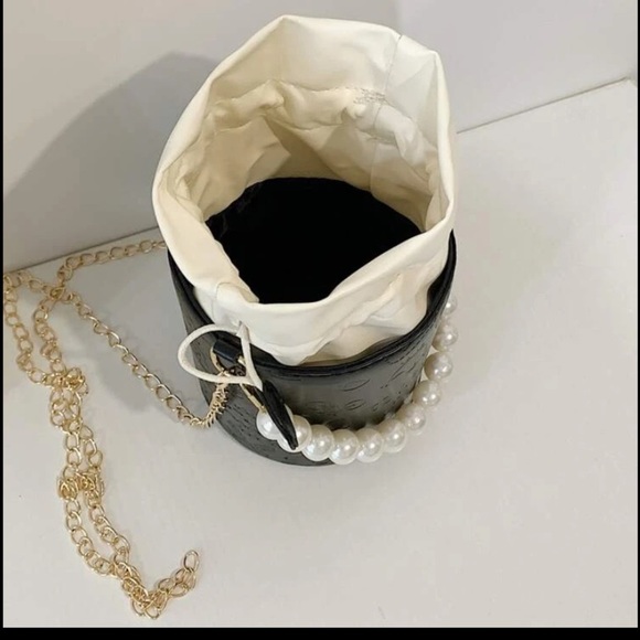 NEW INVENTORY 🌻Faux Pearl Decor Drawstring Bucket Bag🌻 - Picture 5 of 8